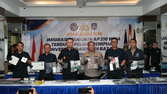 Inmigración arresta a 210 extranjeros sospechosos de cometer fraude de inversiones en línea en Batam

 | 