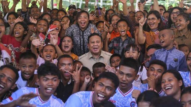Prabowo se sorprendió de que la gente de Miangas memorizara los nombres de los ministros.

 | 
