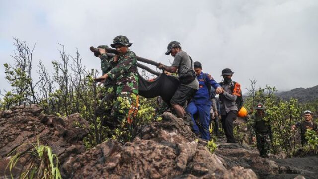 Cronología del descubrimiento de que un escalador murió cerca del cráter durante la erupción del Monte Dukono

 | 