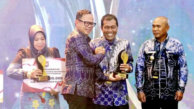 Luchar con éxito contra la pobreza y reducir el retraso Luchar con éxito contra la pobreza y reducir el retraso del crecimiento: seis gobiernos regionales de Kalimantan reciben incentivos fiscales
|