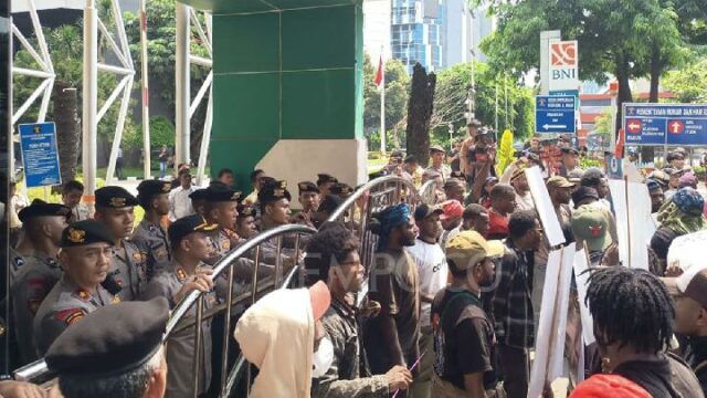 Los estudiantes de protesta de Papúa piden a Natalius Pigai Los estudiantes de protesta de Papúa piden a Natalius Pigai que se reúna con las masas
|