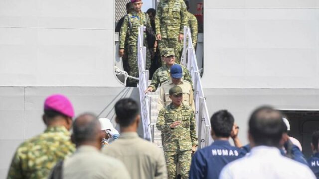 El Comandante en Jefe nombra al general de brigada Muhammad El Comandante en Jefe nombra al general de brigada Muhammad Nas jefe del Cuartel General de las Fuerzas Armadas Nacionales del TNI
|