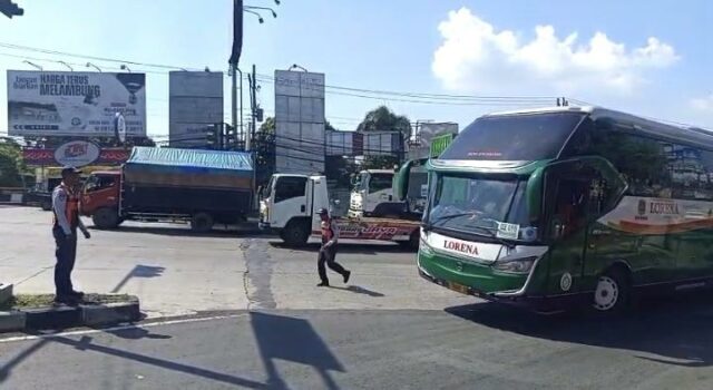 El autobús de AKAP sigue dando la espalda a Jalan El autobús de AKAP sigue dando la espalda a Jalan Prof. Hamka, el Departamento de Transporte de la ciudad de Semarang intensifica la socialización
|