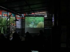 Una pareja de Bandung organiza la proyección de una película sobre el Festival del Cerdo en un café
| Una pareja de Bandung organiza la proyección de una película sobre el Festival del Cerdo en un café
|