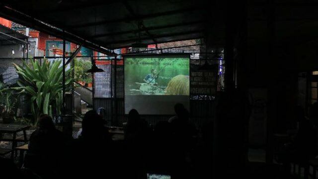 Una pareja de Bandung organiza la proyección de una película sobre el Festival del Cerdo en un café

 | 