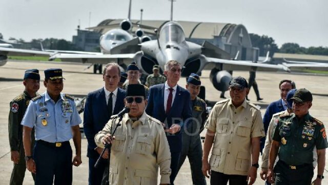 Prabowo quiere que Indonesia produzca sus propios coches y teléfonos Prabowo quiere que Indonesia produzca sus propios coches y teléfonos móviles
|