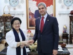 Megawati y el embajador de Kuwait discuten el impacto del conflicto en Medio Oriente
| Megawati y el embajador de Kuwait discuten el impacto del conflicto en Medio Oriente
|