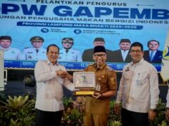 El gobierno provincial de Lampung alienta a las cocinas MBG a absorber productos de agricultores, criadores y mipymes locales
| El gobierno provincial de Lampung alienta a las cocinas MBG a absorber productos de agricultores, criadores y mipymes locales
|