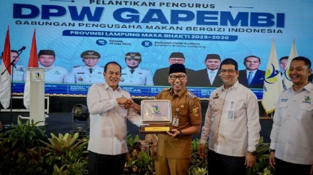 El gobierno provincial de Lampung alienta a las cocinas MBG El gobierno provincial de Lampung alienta a las cocinas MBG a absorber productos de agricultores, criadores y mipymes locales
|
