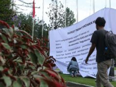 Estudiantes hablan sobre carteles de disculpas en puerta de la UGM
| Estudiantes hablan sobre carteles de disculpas en puerta de la UGM
|