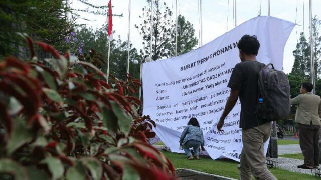 Estudiantes hablan sobre carteles de disculpas en puerta de la Estudiantes hablan sobre carteles de disculpas en puerta de la UGM
|
