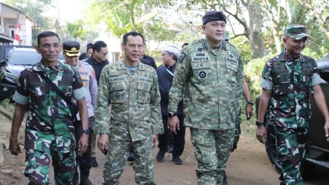 Bogor Regent agradece al 128.º TMMD por completar la construcción Bogor Regent agradece al 128.º TMMD por completar la construcción de una carretera de 5,2 kilómetros en Cigudeg
|