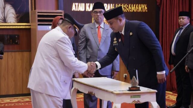 Fortaleciendo la gobernanza gubernamental, Rudy Susmanto inaugura a 32 funcionarios Fortaleciendo la gobernanza gubernamental, Rudy Susmanto inaugura a 32 funcionarios en el gobierno de la regencia de Bogor
|