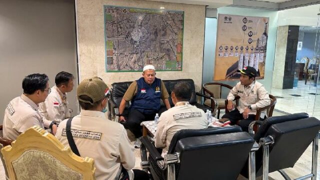 El equipo de seguimiento del Hajj de la RPD revisa El equipo de seguimiento del Hajj de la RPD revisa la distribución de medicamentos y servicios de salud para los fieles en La Meca
|