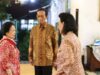 Sri Sultan Jamu Wedang Semlo a Megawati Soekarnoputri en el palacio
| Sri Sultan Jamu Wedang Semlo a Megawati Soekarnoputri en el palacio
|