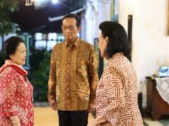 Sri Sultan Jamu Wedang Semlo a Megawati Soekarnoputri en el palacio
| Sri Sultan Jamu Wedang Semlo a Megawati Soekarnoputri en el palacio
|