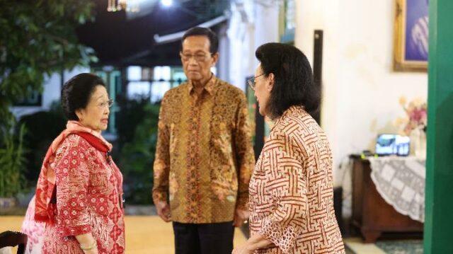 Sri Sultan Jamu Wedang Semlo a Megawati Soekarnoputri en el Sri Sultan Jamu Wedang Semlo a Megawati Soekarnoputri en el palacio
|