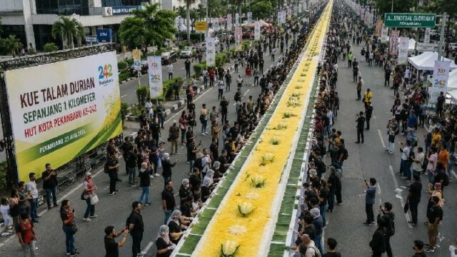En el 242º aniversario de la ciudad de Pekanbaru se En el 242º aniversario de la ciudad de Pekanbaru se servirá pastel Durian Talam de un kilómetro de largo
|