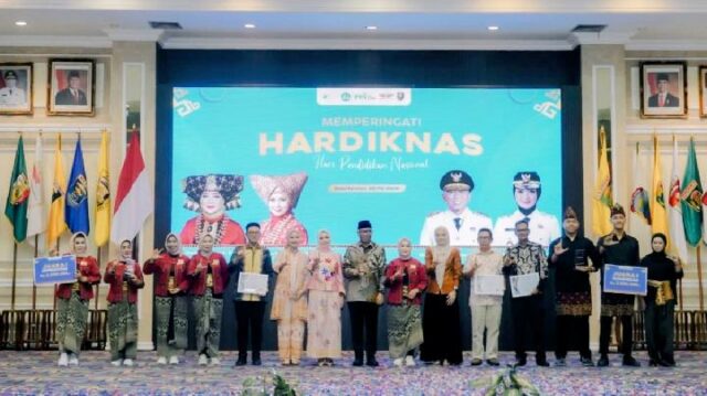 El gobernador Rahmat Mirzani anima a las generaciones jóvenes a estar orgullosas de hablar Lampung

 | 
