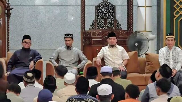 Miles de fieles realizan la oración de la mañana en Miles de fieles realizan la oración de la mañana en congregación en la Gran Mezquita de Cilegon
|