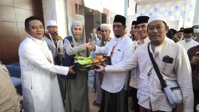 La vicepresidenta de la Cámara de Representantes de Indonesia, Sari Yuliati, visita a los peregrinos del Hajj de NTB en La Meca

 | 