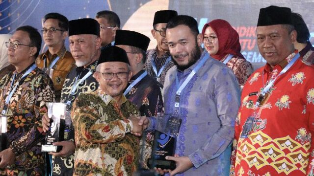 El gobierno de la ciudad de Padang gana el premio El gobierno de la ciudad de Padang gana el premio en la noche cumbre del Día Nacional de la Educación de 2026
|