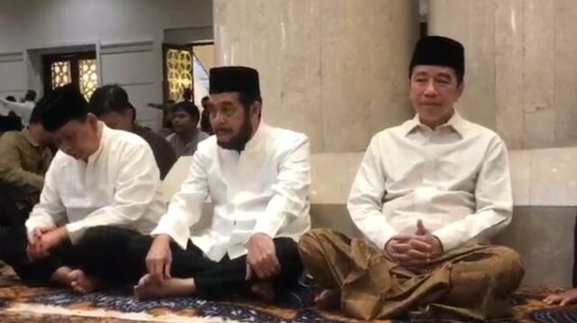 Jokowi ofrece oraciones de Eid al-Adha en la mezquita Sheikh Jokowi ofrece oraciones de Eid al-Adha en la mezquita Sheikh Zayed en Solo
|