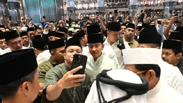 Gibran Rakabuming lleva a Jan Ethes a las oraciones de Gibran Rakabuming lleva a Jan Ethes a las oraciones de Eid al-Adha en Istiqlal
|