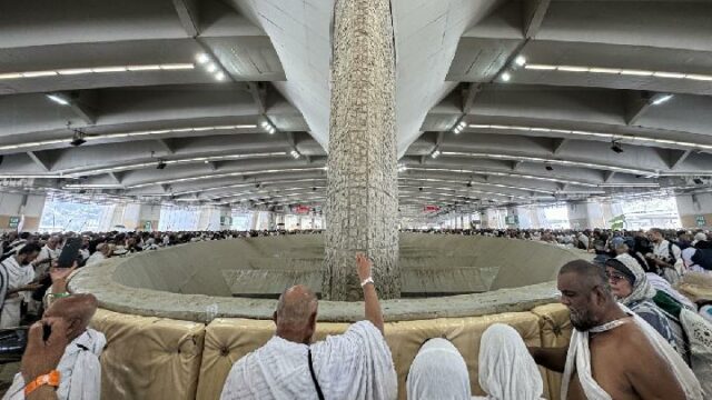 Llamamiento del Ministerio del Hajj a la congregación durante el Llamamiento del Ministerio del Hajj a la congregación durante el lanzamiento del Jumra
|