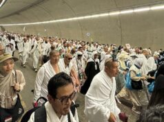 El equipo del Hajj entrega notas de consumo a la congregación
| El equipo del Hajj entrega notas de consumo a la congregación
|