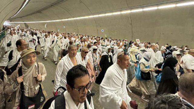El equipo del Hajj entrega notas de consumo a la congregación

 | 