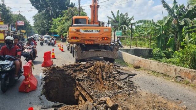 La alcaldesa de Semarang, Agustina, pide a la DPU que La alcaldesa de Semarang, Agustina, pide a la DPU que repare las carreteras dañadas por exceso de tonelaje
|