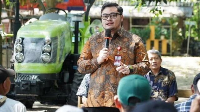 Para fortalecer la seguridad alimentaria, Kediri Regent entrega semillas y Para fortalecer la seguridad alimentaria, Kediri Regent entrega semillas y tractores a los agricultores
|
