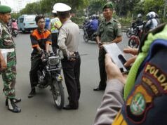 Gerindra reprende a Kaderny por no usar casco mientras andaba en una Harley
| Gerindra reprende a Kaderny por no usar casco mientras andaba en una Harley
|