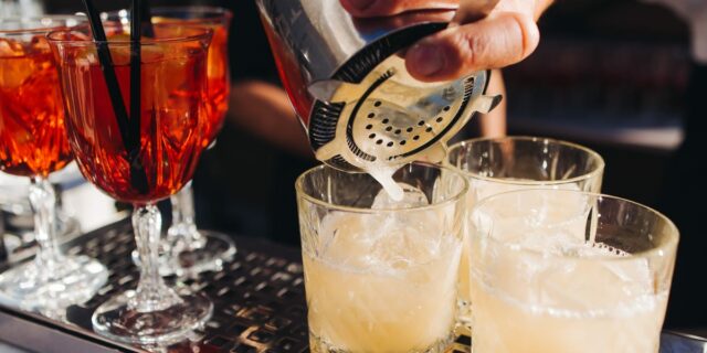Los bartenders comparten 8 cócteles subestimados que, según dicen, los clientes deberían pedir con más frecuencia

 | Food,bar,cocktail,bartender,food,caroline-brew,freelancer-le