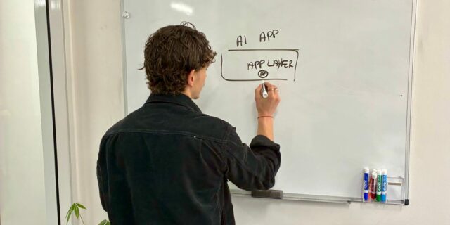 Pasar a Siri. Esta IA no sólo te escucha, sino que detecta tu forma de hablar

 | AI,Tech,inworld,deepmind,startups,artificial-intelligence,generative-ai,voice,voice-ai,chatbots,eleven-labs,google,customer-service,emotions,ai,siri,exclusive
