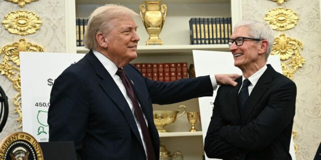 La estrategia de reembolso de aranceles de Tim Cook muestra por qué es el susurrador de Trump

 | Tech,Politics,tim-cook,apple,donald-trump