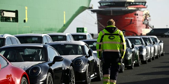 Trump planea aumentar los aranceles a los automóviles europeos al 25%

 | Transportation,Economy,cars,volkswagen,bmw,tariffs,mercedes