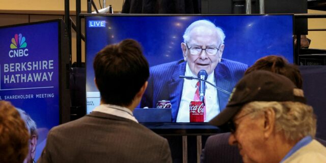 Un Warren Buffett deepfake se unió a la sesión anual de preguntas y respuestas de Berkshire

 | Finance,warren-buffett,berkshire-hathaway,berkshire-hathaway-meeting-2026,deepfake
