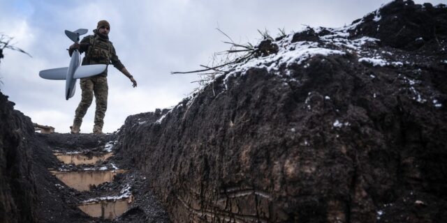 La guerra de Ucrania desafía la obsesión occidental por las La guerra de Ucrania desafía la obsesión occidental por las armas "perfectas"
| Military & Defense,ukraine,russia,nato,drone-warfare,drones