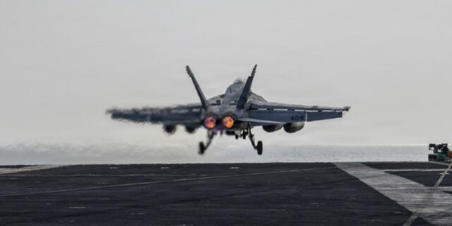 La Marina de los EE.UU. disparó el timón del corredor del bloqueo iraní con un cañón a reacción

 | Military & Defense,us-navy-ships,fa-18-super-hornet