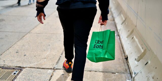 Uber y DoorDash aumentan los ingresos de los usuarios de altos ingresos

 | Economy,Tech,uber,instacart,delivery,ride-hailing,k-shaped-economy,doordash,earnings,gig-economy,consumer-spending
