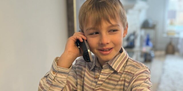 Mi hijo de 8 años llama a sus amigos para concertar citas para jugar

 | Parenting,essay,parenting,parenting-freelancer,child-independence,playdate