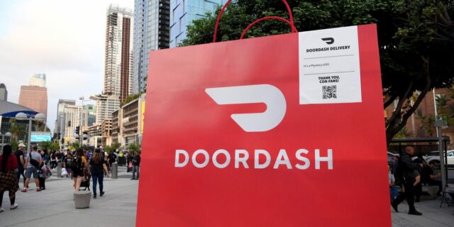 DoorDash planea gastar $100 millones en beneficios de gasolina para conductores

 | Economy,Transportation,doordash,gas,gas-prices,gig-economy,delivery,food-delivery-services