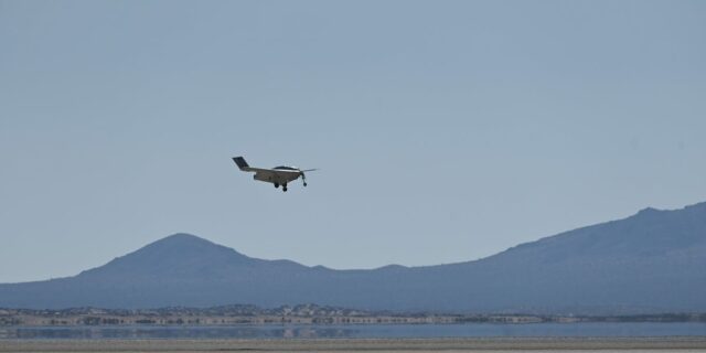 El ejército estadounidense voló un dron furtivo híbrido experimental en California

 | Military & Defense,us-military-and-defense,drone-warfare,warfare-big-bet