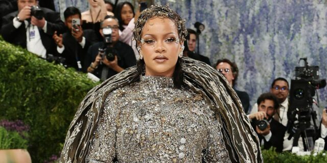Cada cantante o grupo con múltiples canciones con certificación Diamante.

 | Entertainment,music,celebrities,riaa,features,diamond-certified,drake,post-malone,rihanna,the-weeknd