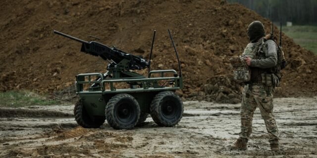 Los rusos que se rindieron ante los robots terrestres ucranianos sorprendieron a su creador

 | Military & Defense,ukraine,ground-robot,ugv,ground-robots,russia