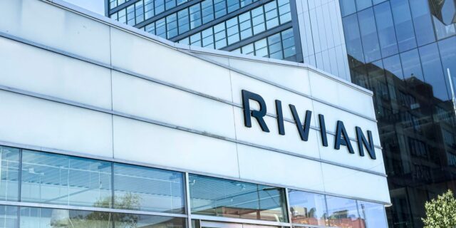Tres fabricantes de vehículos eléctricos nos cuentan cómo las leyes de los concesionarios de EE. UU. los están frenando

 | Transportation,rivian,scout-motors,lucid-motors
