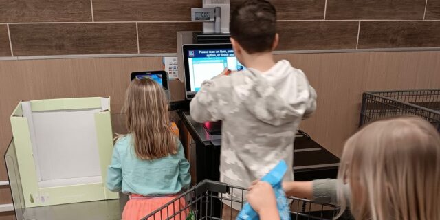 Dejé que mis hijos administraran la caja del supermercado; les Dejé que mis hijos administraran la caja del supermercado; les encantó
| Parenting,essay,parenting-freelancer,child-independence