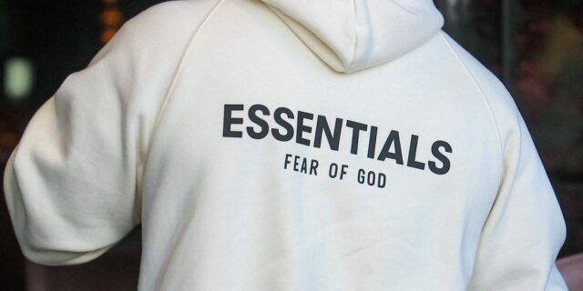 Las sudaderas con capucha de Fear of God Essentials son Las sudaderas con capucha de Fear of God Essentials son símbolos de estatus para preadolescentes y adolescentes
| Retail,fashion,style,entertainment,teens,tweens,hoodie,shopping,trends,gen-alpha,gen-z